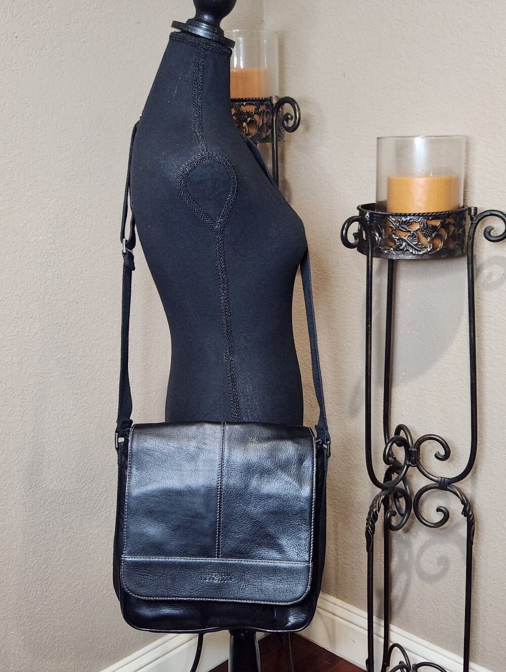 Kenneth Cole Reaction Manhattan 15.6" Black Leather Messenger Laptop Bag